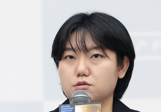 프로그램 소개하는 손시내 프로그래머