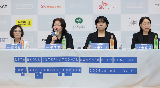 영화제 소개하는 황혜림 집행위원장