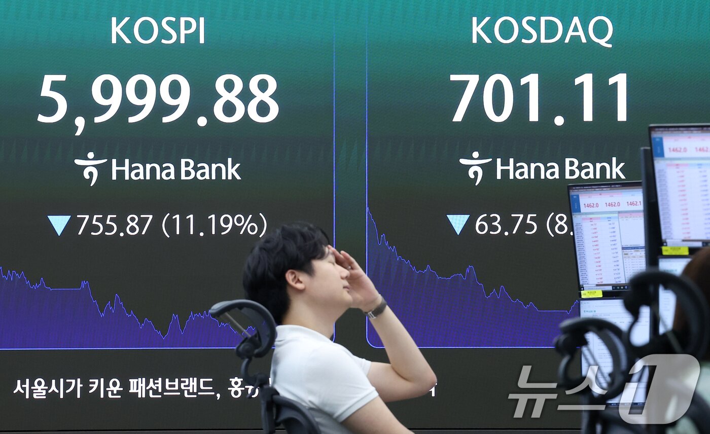 본문 이미지 - 코스피 지수가 3달여 만에 6000선이 붕괴된 28일 서울 중구 하나은행 본점 딜링룸 전광판에 코스피 지수가 나오고 있다. 2026.7.28 ⓒ 뉴스1 김성진 기자