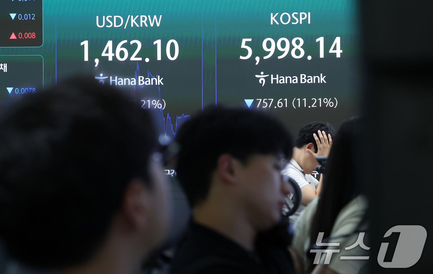 (서울=뉴스1) 김성진 기자 = 코스피 지수가 3달여 만에 6000선이 붕괴된 28일 서울 중구 하나은행 본점 딜링룸 전광판에 코스피 지수가 나오고 있다. 2026.7.28/뉴스1 …