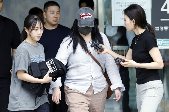 개표소 시위 현장서 '취재진 폭행' 2명 구속영장 기각