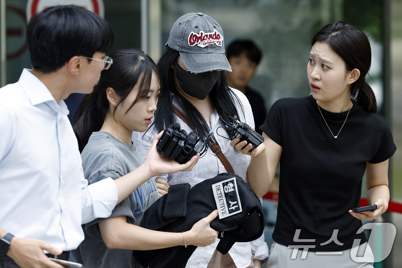 (서울=뉴스1) 박정호 기자 = 잠실 개표소 봉쇄 시위 현장에서 언론사 취재기자를 폭행해 폭행치상·특수감금 등 혐의를 받는 시위 참가자 30대 여성이 28일 오후 서울시 송파구 법 …