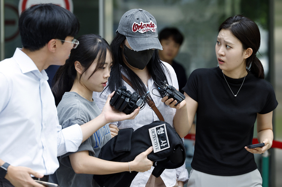 취재진 폭행 혐의 시위 참가자, 취재진 질문에 '묵묵부답'