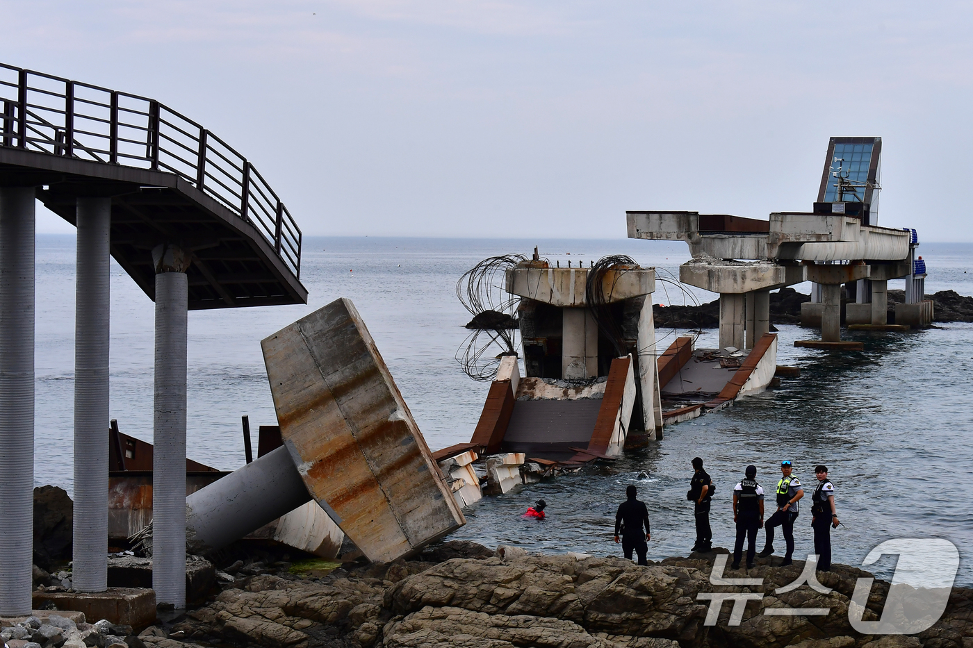 (포항=뉴스1) 최창호 기자 = 28일 오후 경북 포항시 남구 구룡포읍 장길리 복합해상공원에 있는 해상인도교인 보릿돌교가 붕괴됐다.이 사고로 인명피해는 발생하지 않았다. 2026. …