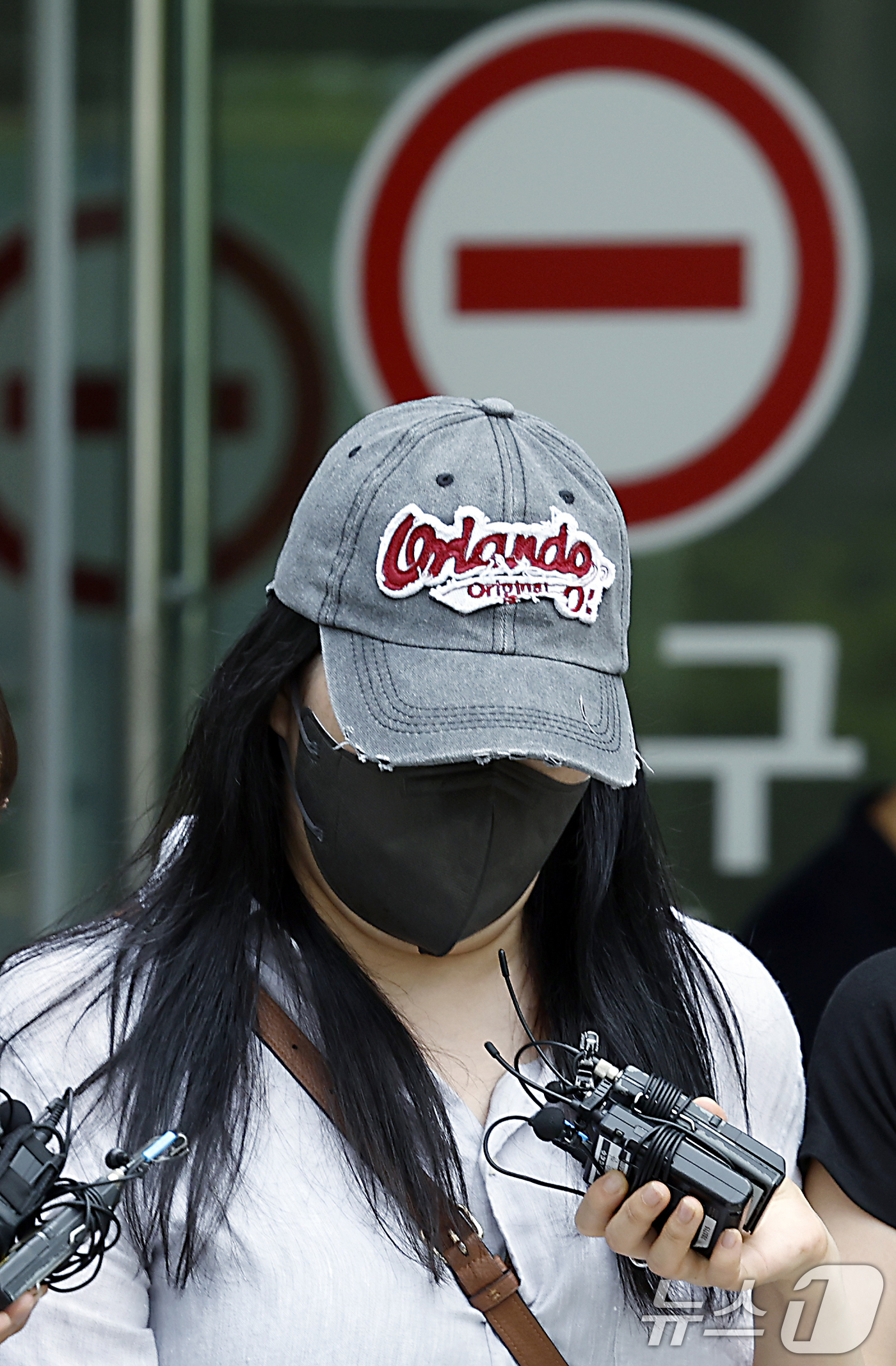 (서울=뉴스1) 박정호 기자 = 잠실 개표소 봉쇄 시위 현장에서 언론사 취재기자를 폭행해 폭행치상·특수감금 등 혐의를 받는 시위 참가자 30대 여성이 28일 오후 서울시 송파구 법 …