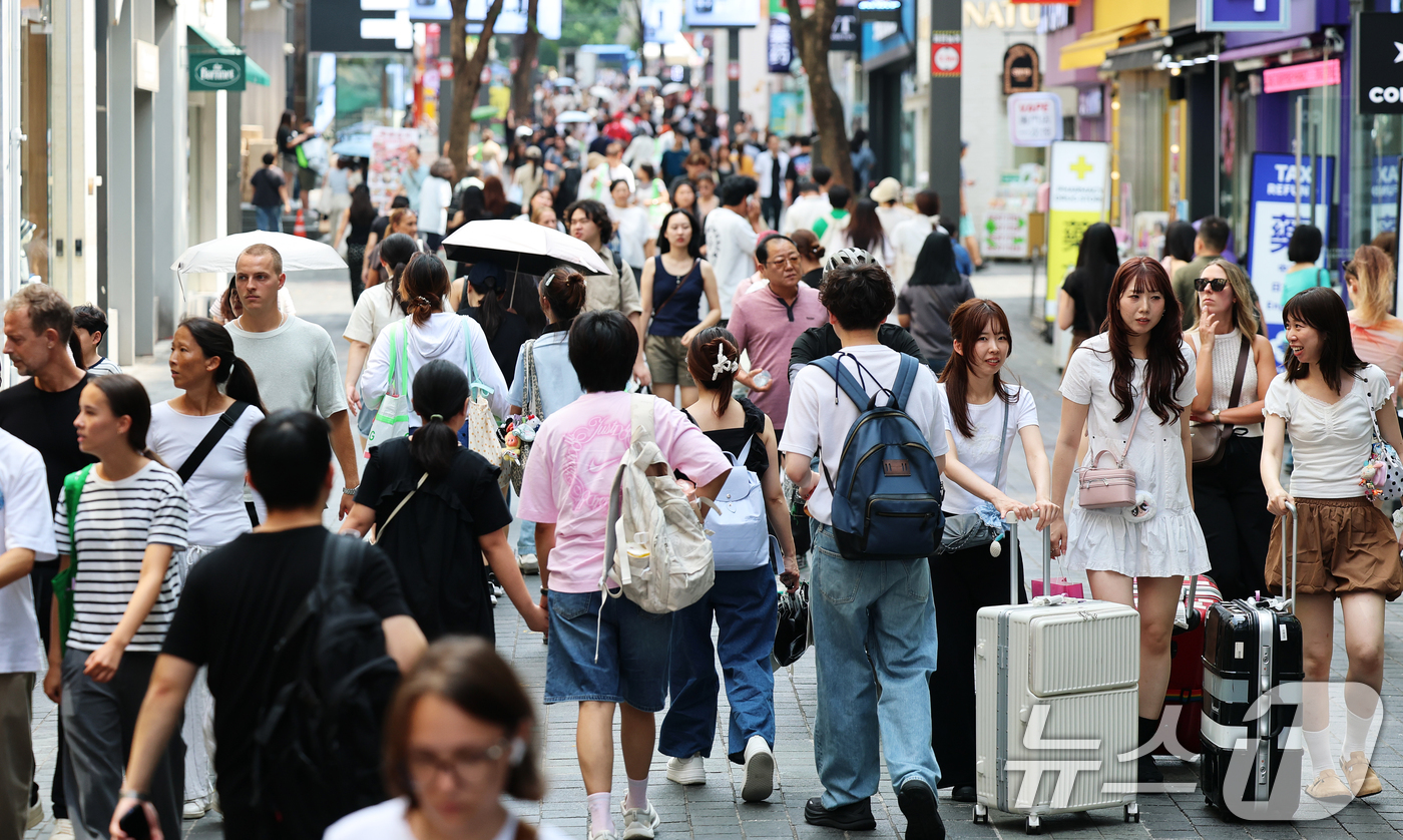 (서울=뉴스1) 오대일 기자 = 올해 상반기 한국을 찾은 외국인 관광객이 전년 대비 21.3% 늘어난 1071만 명을 넘어섰다. 문화체육관광부가 28일 발표한 상반기 방한 관광 동 …