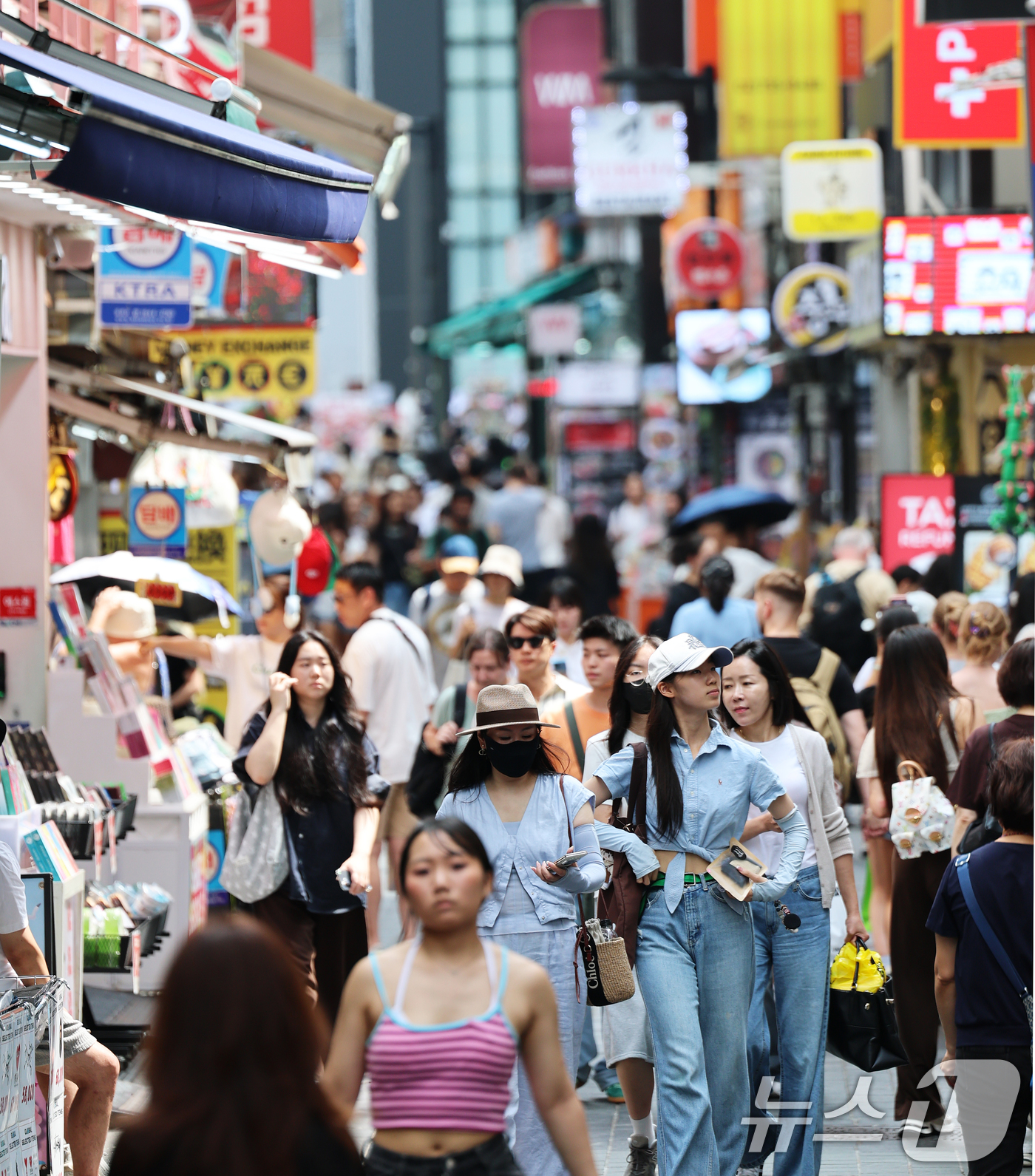 (서울=뉴스1) 오대일 기자 = 올해 상반기 한국을 찾은 외국인 관광객이 전년 대비 21.3% 늘어난 1071만 명을 넘어섰다. 문화체육관광부가 28일 발표한 상반기 방한 관광 동 …