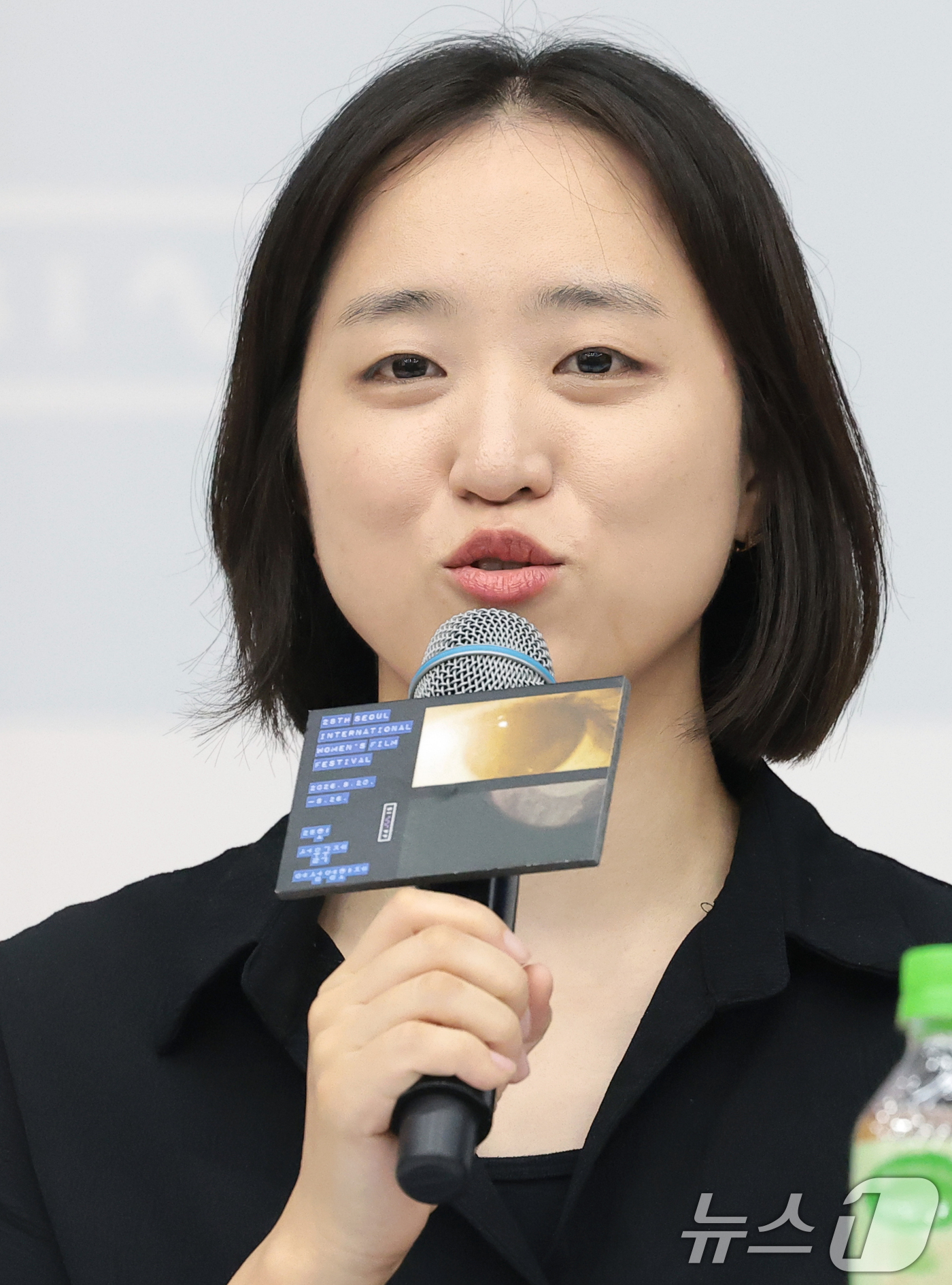 (서울=뉴스1) 권현진 기자 = 김미조 감독이 28일 서울 마포구 마포중앙도서관에서 열린 ‘28회 서울국제여성영화제’ 공식 기자간담회에서 트레일러를 소개하고 있다. 2026.7.2 …