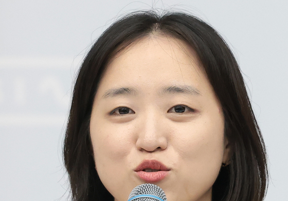 서울국제여성영화제 트레일러 소개하는 김미조 감독