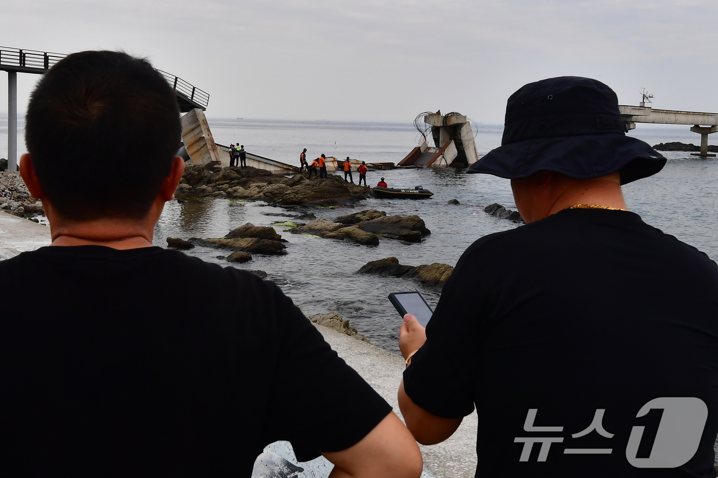 (포항=뉴스1) 최창호 기자 = 28일 오후 경북 포항시 남구 구룡포읍 장길리 복합해상공원에 있는 해상인도교인 보릿돌교가 붕괴됐다.신고를 받고 출동한 포항해경 구조대원들이 인명수색 …