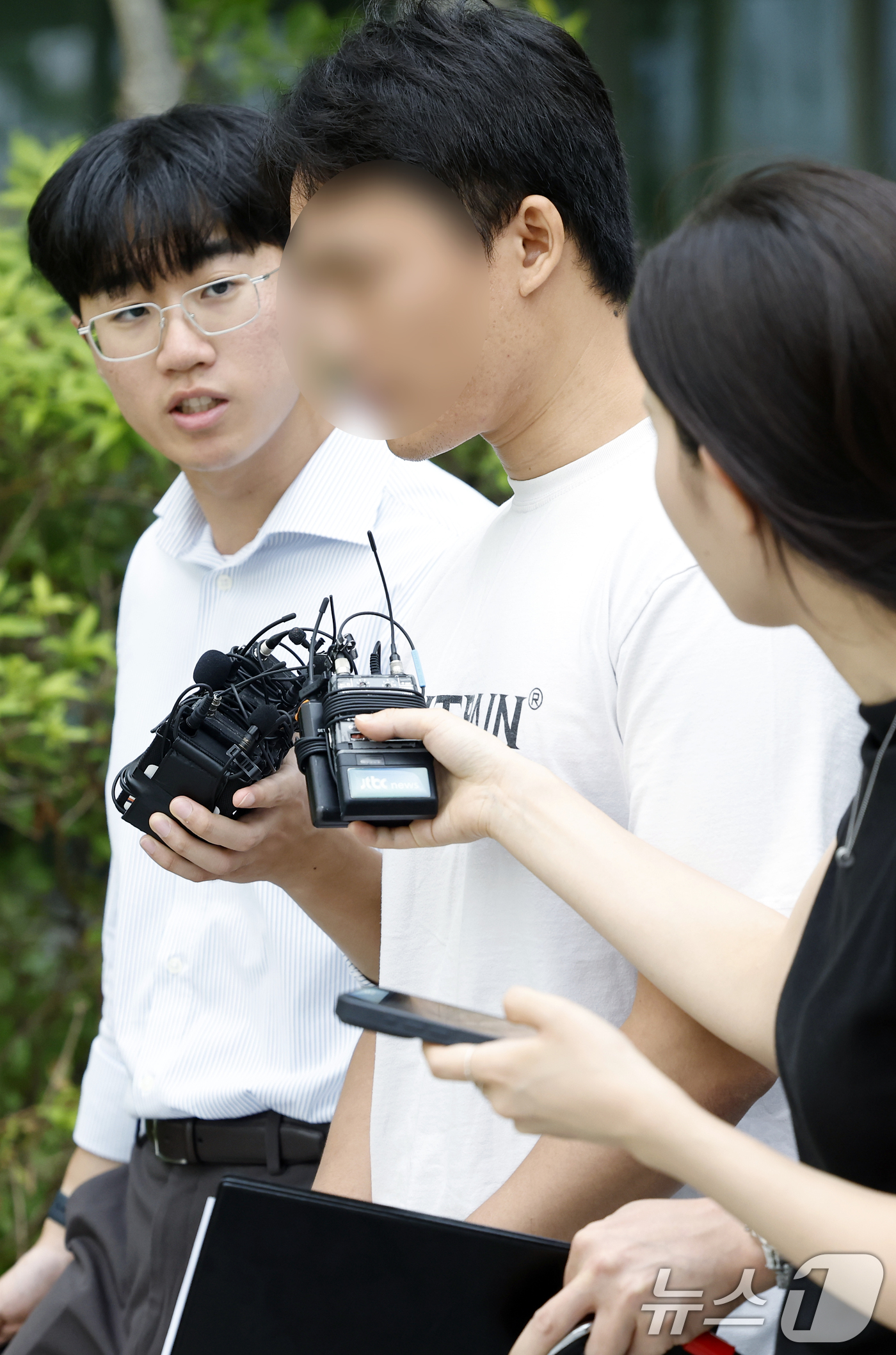 (서울=뉴스1) 박정호 기자 = 잠실 개표소 봉쇄 시위 현장에서 언론사 취재기자를 폭행해 폭행치상·특수감금 등 혐의를 받는 시위 참가자 20대 남성이 28일 오후 서울시 송파구 법 …