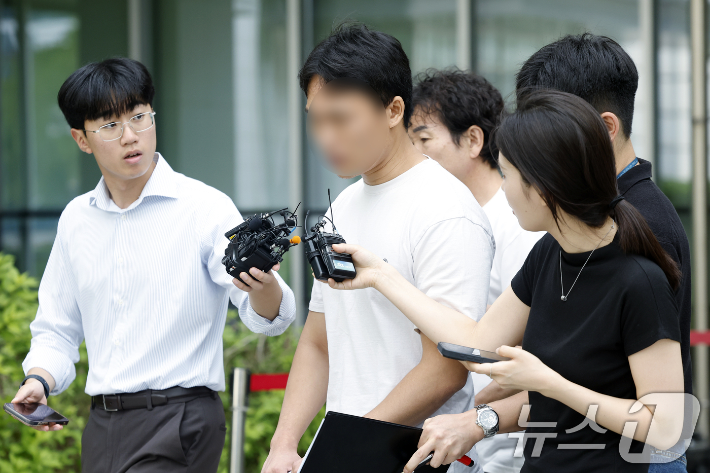 (서울=뉴스1) 박정호 기자 = 잠실 개표소 봉쇄 시위 현장에서 언론사 취재기자를 폭행해 폭행치상·특수감금 등 혐의를 받는 시위 참가자 20대 남성이 28일 오후 서울시 송파구 법 …