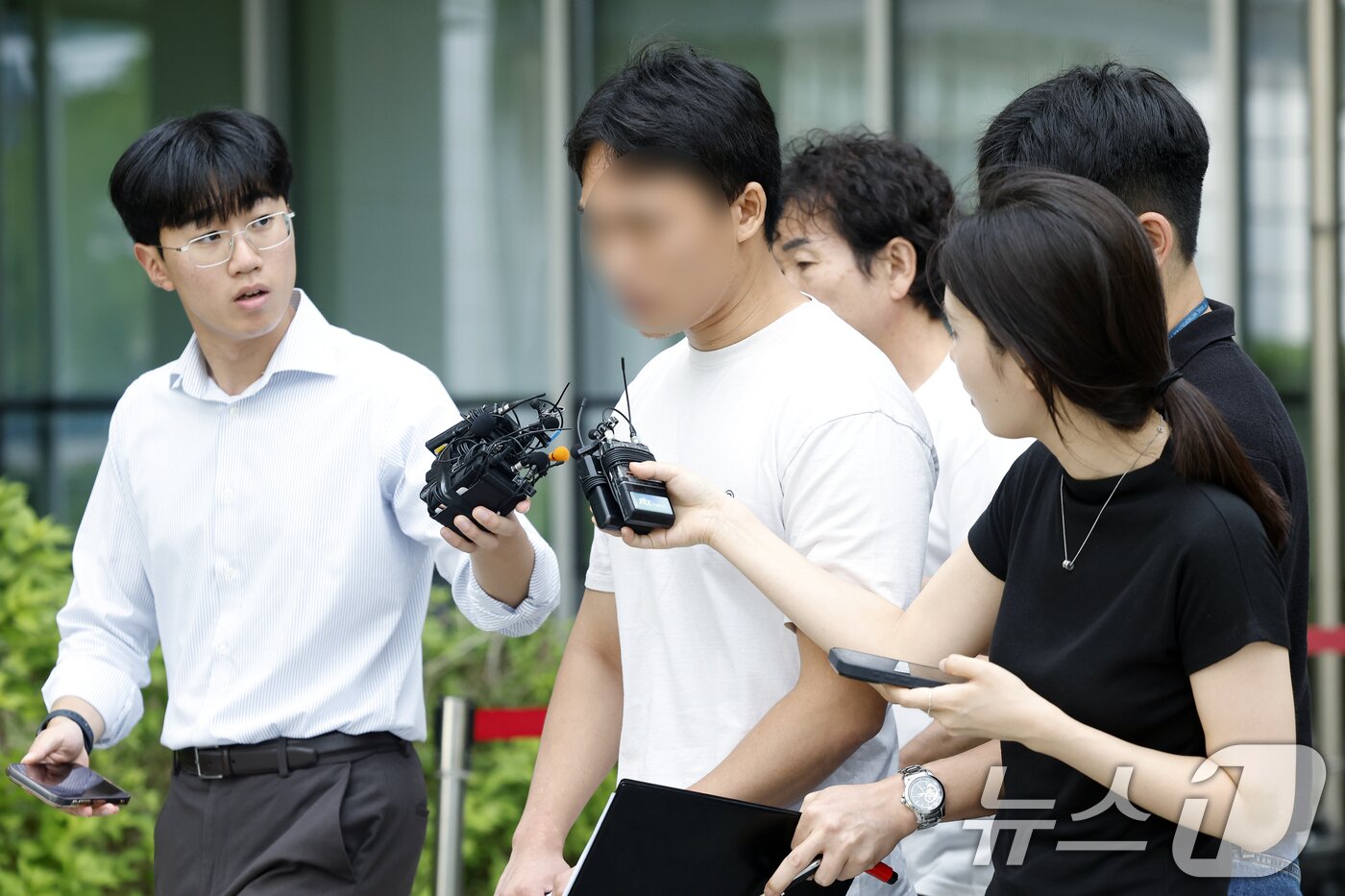 본문 이미지 - 잠실 개표소 봉쇄 시위 현장에서 언론사 취재기자를 폭행해 폭행치상·특수감금 등 혐의를 받는 시위 참가자 20대 남성이 28일 오후 서울시 송파구 법원로 서울동부지방법원에서 구속 전 피의자 심문(영장실질심사)을 받은 뒤 법정에서 나오고 있다. ⓒ 뉴스1 박정호 기자