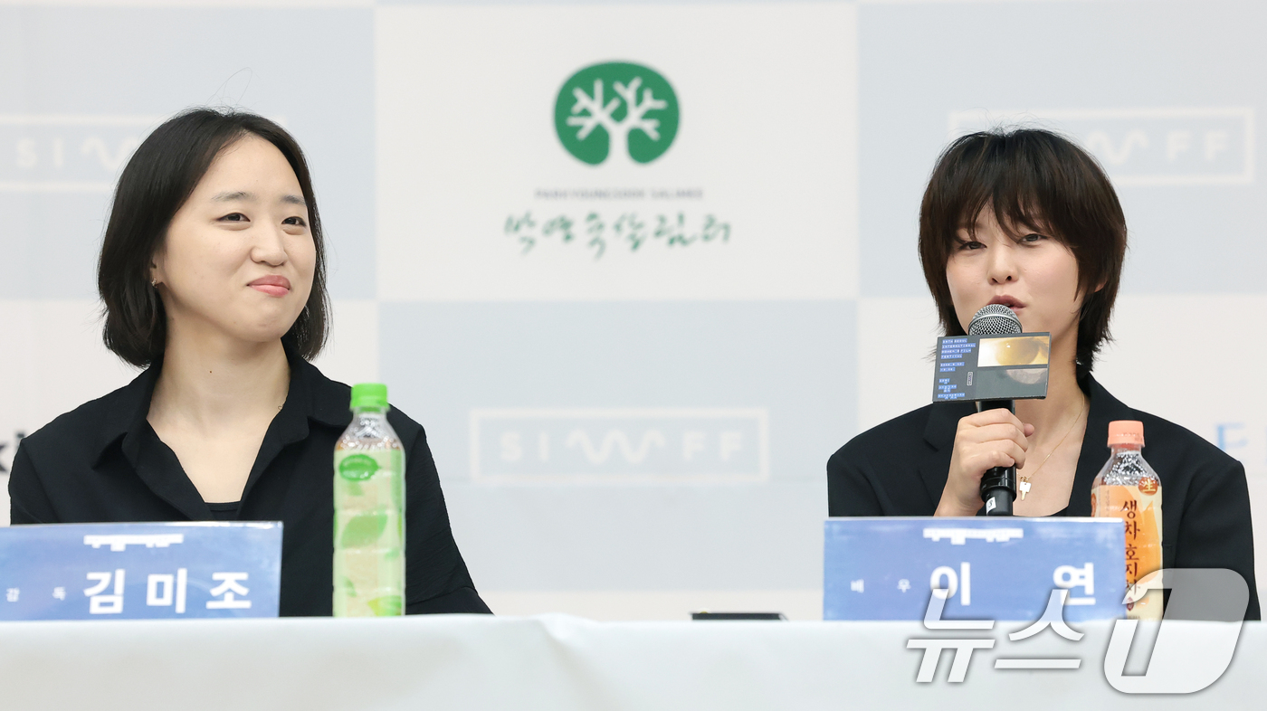 (서울=뉴스1) 권현진 기자 = '트레일러' 출연한 배우 이연(오른쪽)이 28일 서울 마포구 마포중앙도서관에서 열린 ‘28회 서울국제여성영화제’ 공식 기자간담회에서 인사말을 하고 …