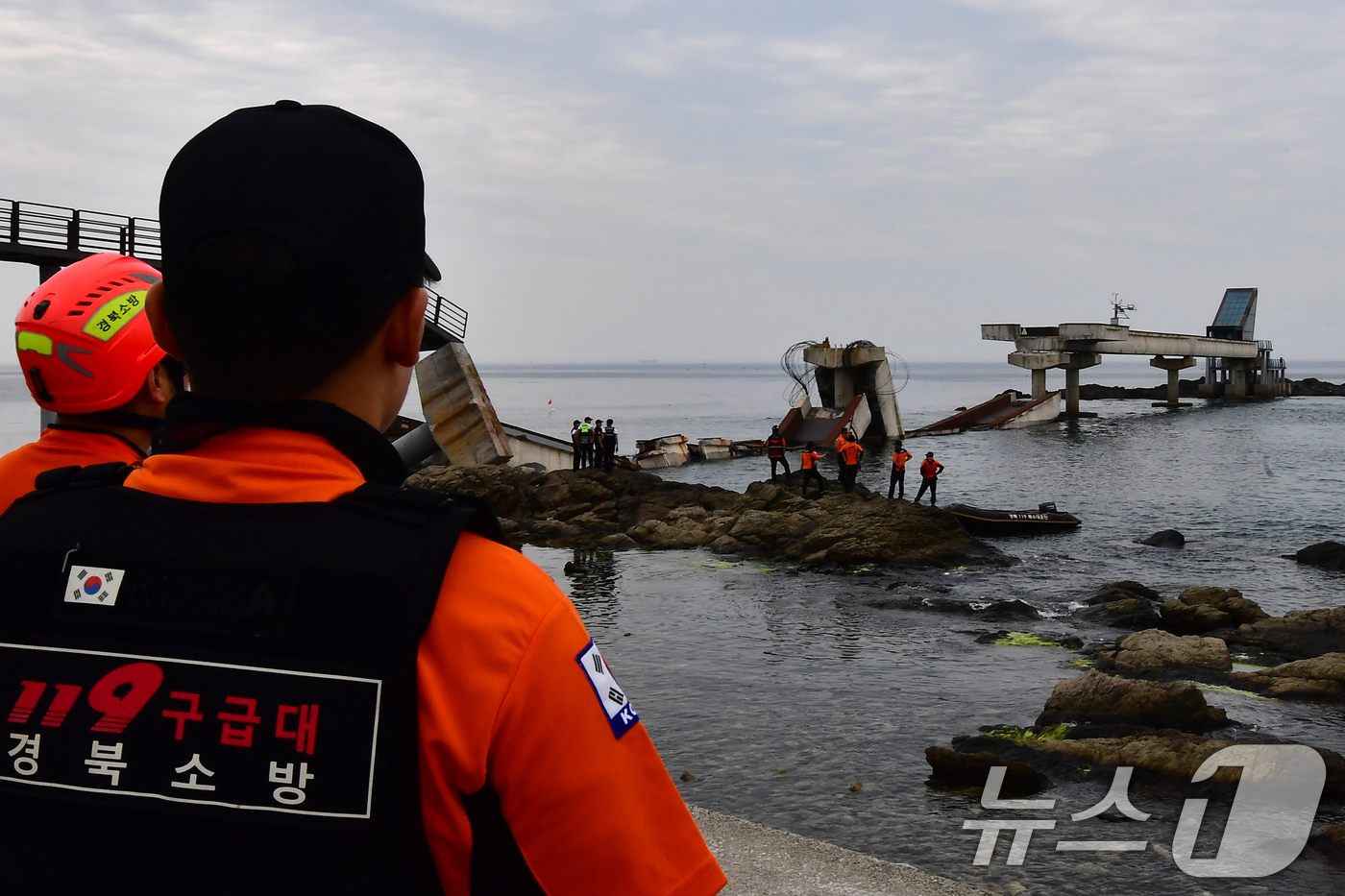 (포항=뉴스1) 최창호 기자 = 28일 오후 경북 포항시 남구 구룡포읍 장길리 복합해상공원에 있는 해상인도교인 보릿돌교가 붕괴됐다.신고를 받고 출동한 포항해경 구조대원들이 인명수색 …