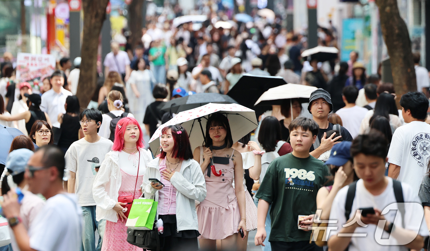 (서울=뉴스1) 오대일 기자 = 올해 상반기 한국을 찾은 외국인 관광객이 전년 대비 21.3% 늘어난 1071만 명을 넘어섰다. 문화체육관광부가 28일 발표한 상반기 방한 관광 동 …