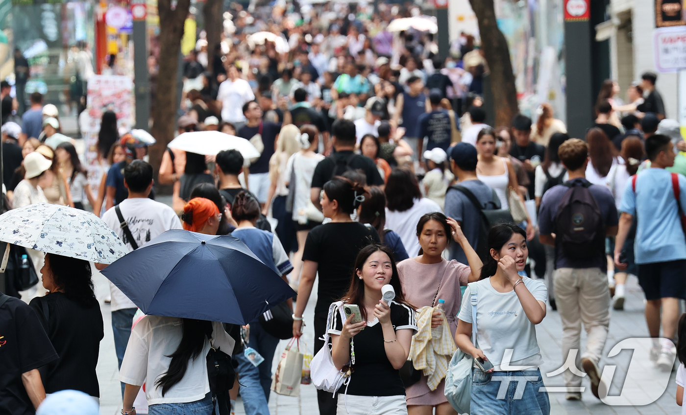 (서울=뉴스1) 오대일 기자 = 올해 상반기 한국을 찾은 외국인 관광객이 전년 대비 21.3% 늘어난 1071만 명을 넘어섰다. 문화체육관광부가 28일 발표한 상반기 방한 관광 동 …