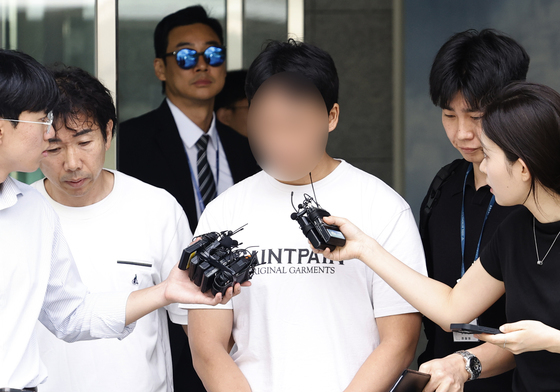 취재진 폭행 혐의 시위 참가자, 취재진 질문에 '사과 표명'
