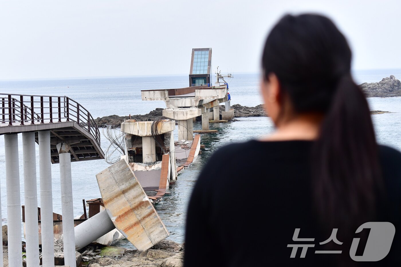 본문 이미지 - 28일 오후 경북 포항시 남구 구룡포읍 장길리 복합해상공원에 있는 해상인도교인 보릿돌교가 붕괴됐다. 신고를 받고 출동한 포항해경 구조대원들이 인명수색작업을 하고 있다. 이 사고로 인명피해는 발생하지 않았다. 2026.7.28 ⓒ 뉴스1 최창호 기자