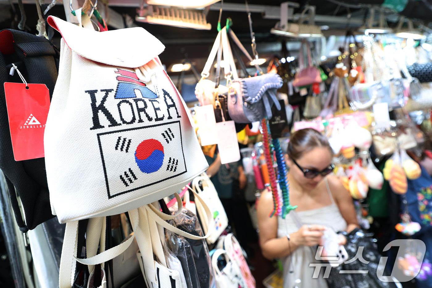 (서울=뉴스1) 오대일 기자 = 올해 상반기 한국을 찾은 외국인 관광객이 전년 대비 21.3% 늘어난 1071만 명을 넘어섰다. 문화체육관광부가 28일 발표한 상반기 방한 관광 동 …