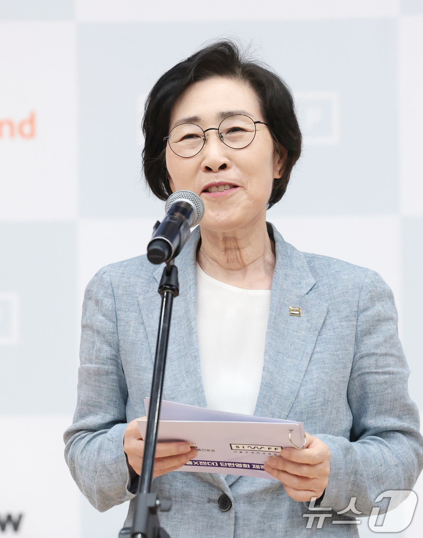 (서울=뉴스1) 권현진 기자 = 김상화 한국양성평등교육진흥원 원장이 28일 서울 마포구 마포중앙도서관에서 열린 ‘28회 서울국제여성영화제’ 공식 기자간담회에서 필름x젠더 선정작을 …