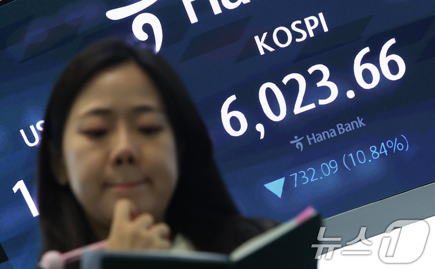 본문 이미지 - 코스피 지수가 장중 6000선이 붕괴된 28일 서울 중구 하나은행 본점 딜링룸 전광판에 종가가 나오고 있다. 2026.7.28 ⓒ 뉴스1 김성진 기자