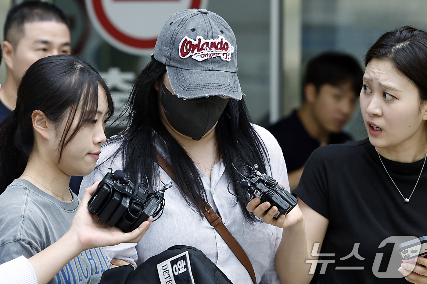 (서울=뉴스1) 박정호 기자 = 잠실 개표소 봉쇄 시위 현장에서 언론사 취재기자를 폭행해 폭행치상·특수감금 등 혐의를 받는 시위 참가자 30대 여성이 28일 오후 서울시 송파구 법 …