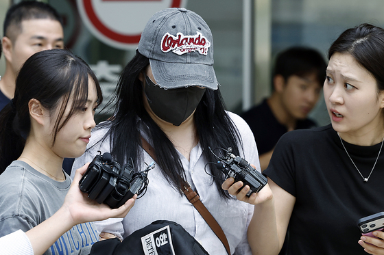 얼굴 숨긴 취재진 폭행 시위 참가자