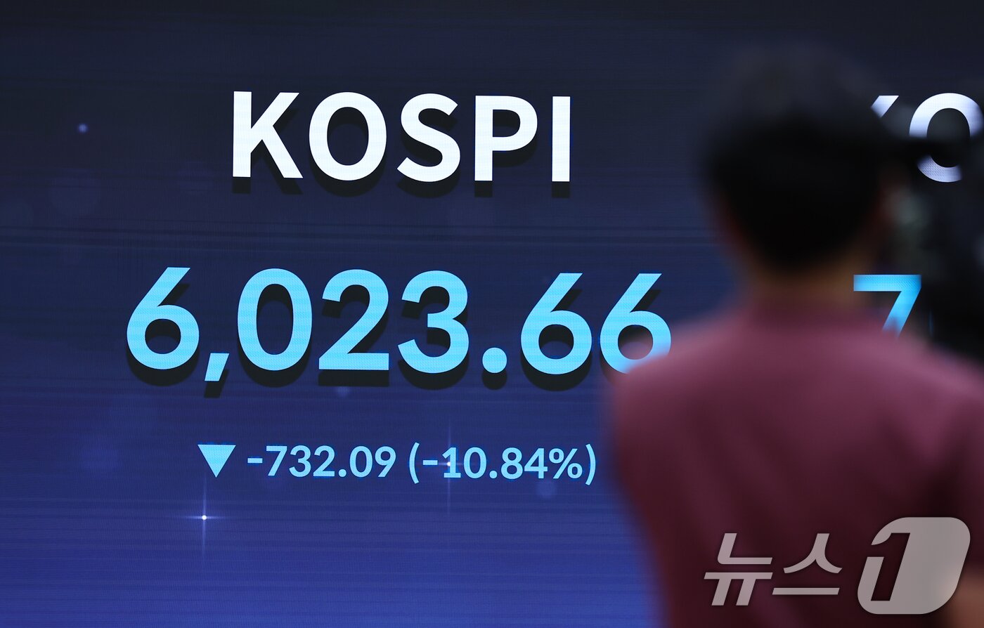 본문 이미지 - 코스피 지수가 급락한 28일 서울 영등포구 한국거래소 전광판에 코스피 지수가 전일 종가와 비교해 732.09포인트(p)(10.84%) 하락한 6023.66를 나타내고 있다. 전일 대비 59.01포인트(p)(7.72%) 하락한 705.85로 마감했다. 2026.7.28 ⓒ 뉴스1 김도우 기자