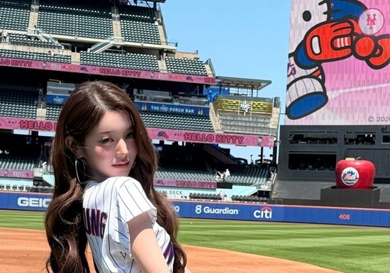 아이브 장원영, MLB 뉴욕 메츠 홈구장 시구…핫 미모에 '승리 요정' 등극까지