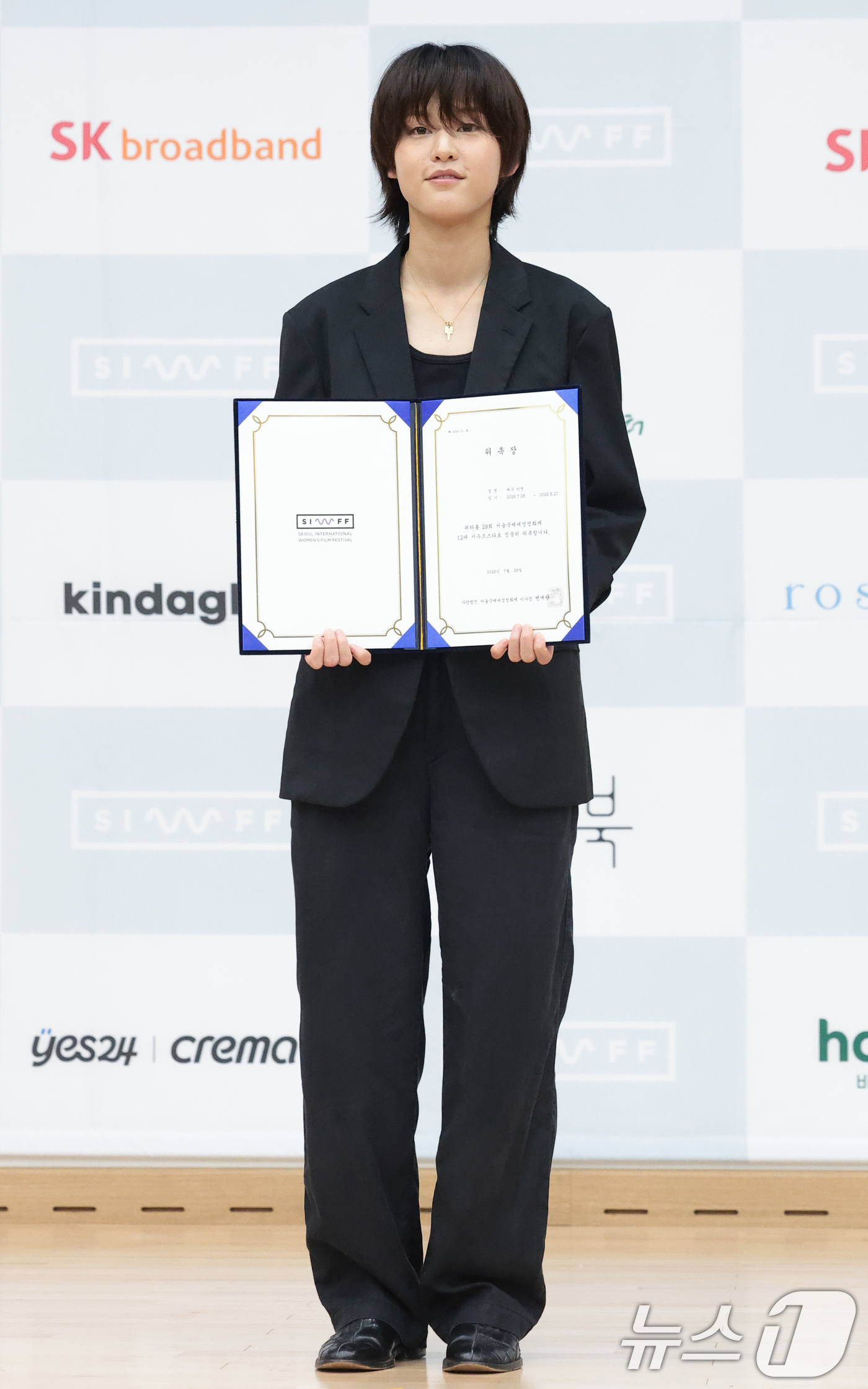 (서울=뉴스1) 권현진 기자 = '시우프 스타' 배우 이연이 28일 서울 마포구 마포중앙도서관에서 열린 ‘28회 서울국제여성영화제’ 공식 기자간담회에서 포즈를 취하고 있다. 202 …
