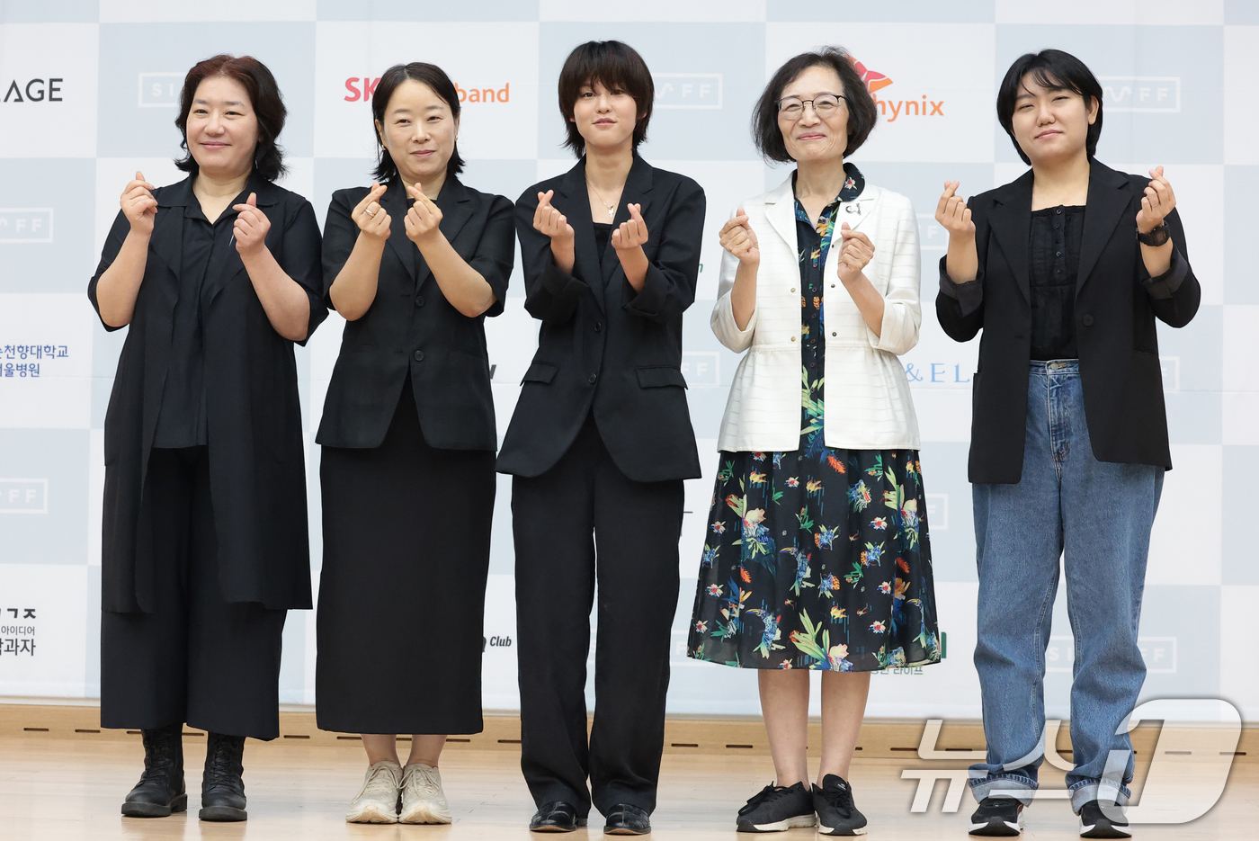 (서울=뉴스1) 권현진 기자 = 황혜림 집행위원장(왼쪽부터)과 송효정 프로그래머, 배우 이연, 변재란 이사장, 손시내 프로그래머가 28일 서울 마포구 마포중앙도서관에서 열린 ‘28 …
