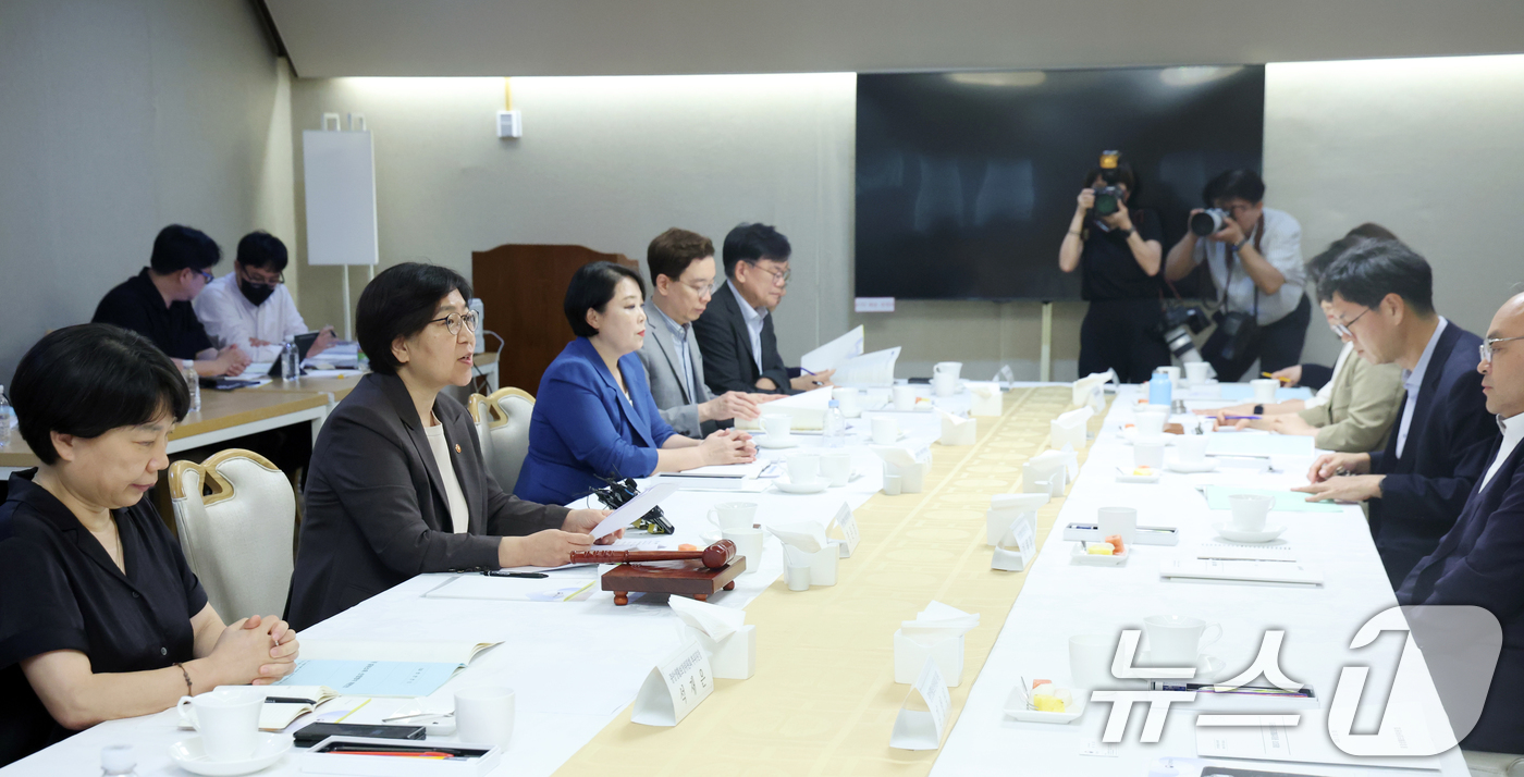 (서울=뉴스1) 김명섭 기자 = 정은경 보건복지부 장관이 28일 오후 서울 종로구 세종대로 정부서울청사에서 열린 제 80차 중앙생활보장위원회에서 모두 발언을 하고 있다.  2026 …