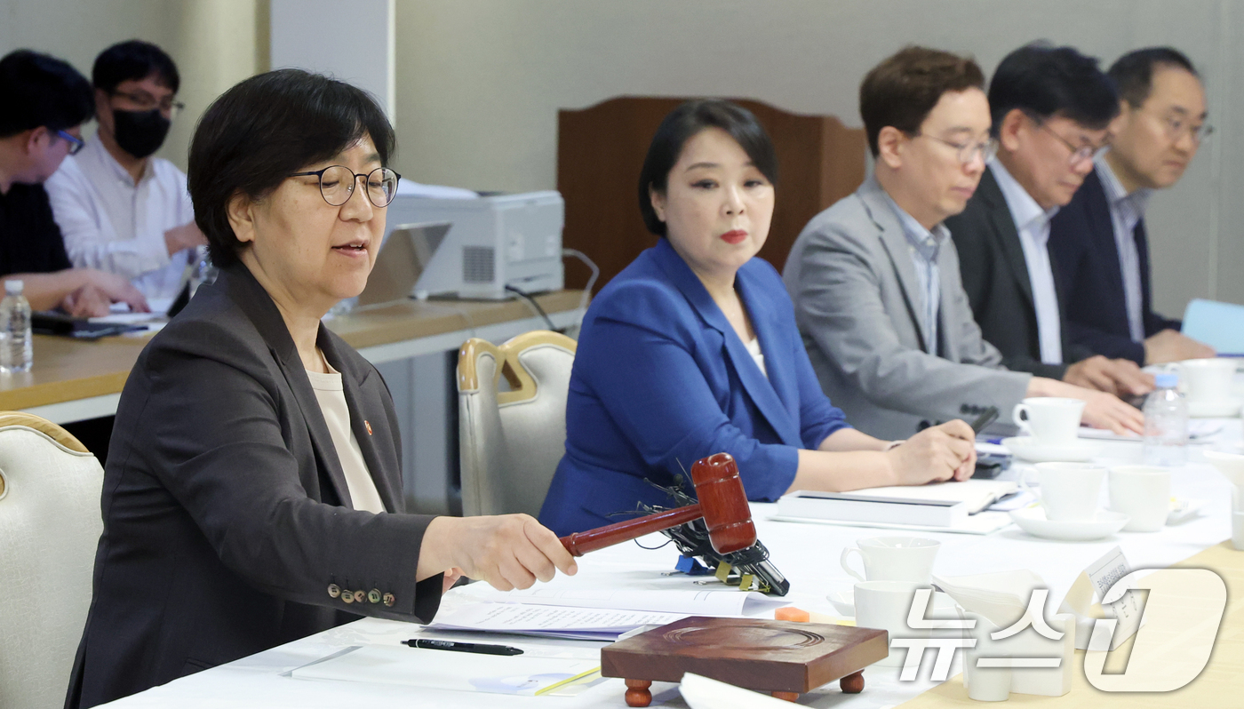 (서울=뉴스1) 김명섭 기자 = 정은경 보건복지부 장관이 28일 오후 서울 종로구 세종대로 정부서울청사에서 열린 제 80차 중앙생활보장위원회에서 의사봉을 두드리고 있다.  2026 …