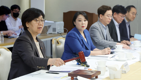 의사봉 두드리는 정은경 장관
