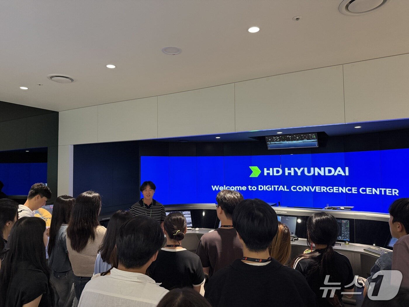 본문 이미지 - 28일 오후 '2026 뉴스1 대학생 미래캠프' 참가자들이 경기도 성남시 HD현대 글로벌R&D센터(GRC) 내 디지털융합센터에서 기술을 체험하고 있다. 2026.7.28