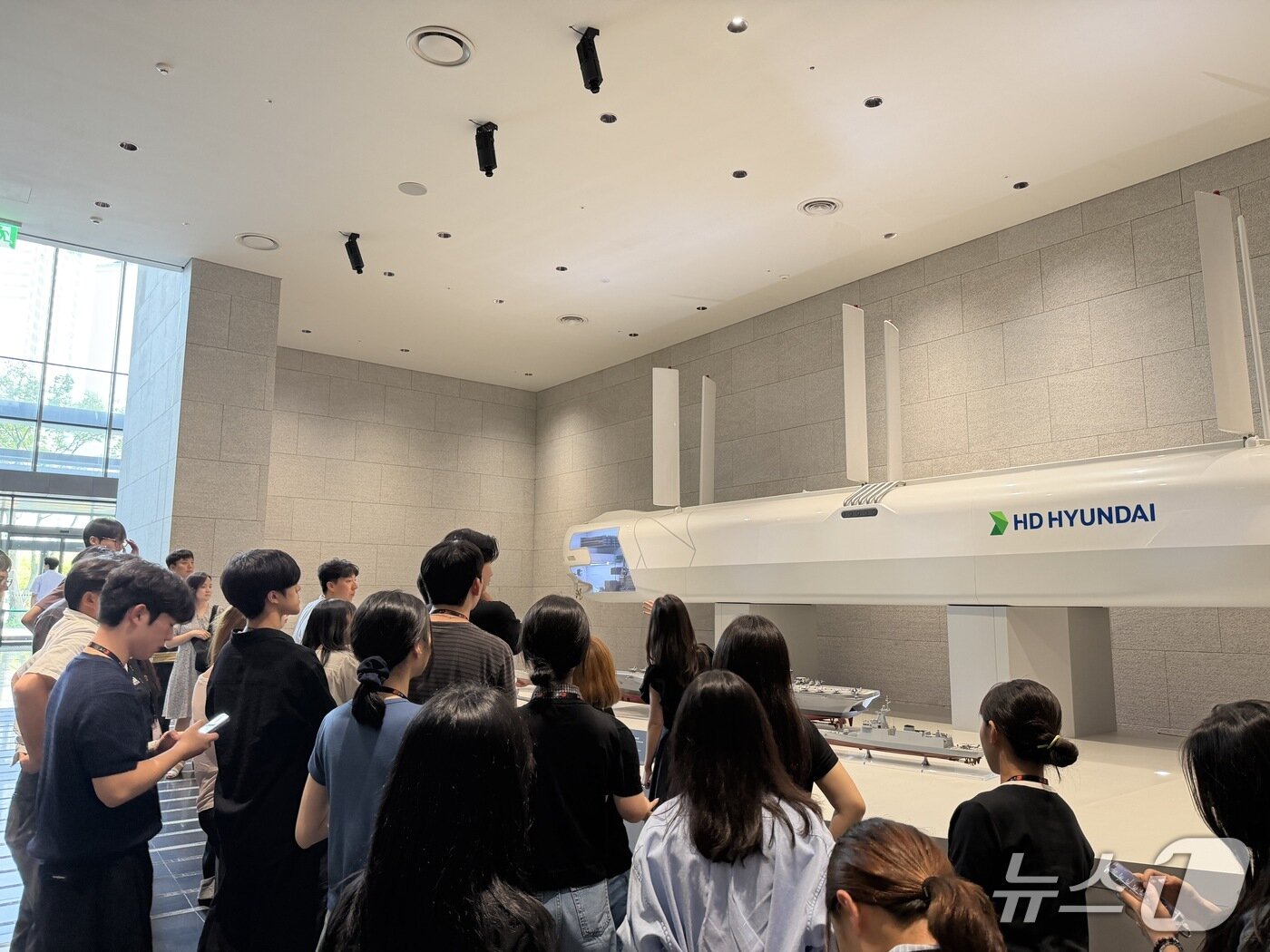 본문 이미지 - 28일 오후 '2026 뉴스1 대학생 미래캠프' 참가자들이 경기도 성남시 HD현대 글로벌R&D센터(GRC)에서 미래 선박 목업을 보고 있다. 2026.7.28 