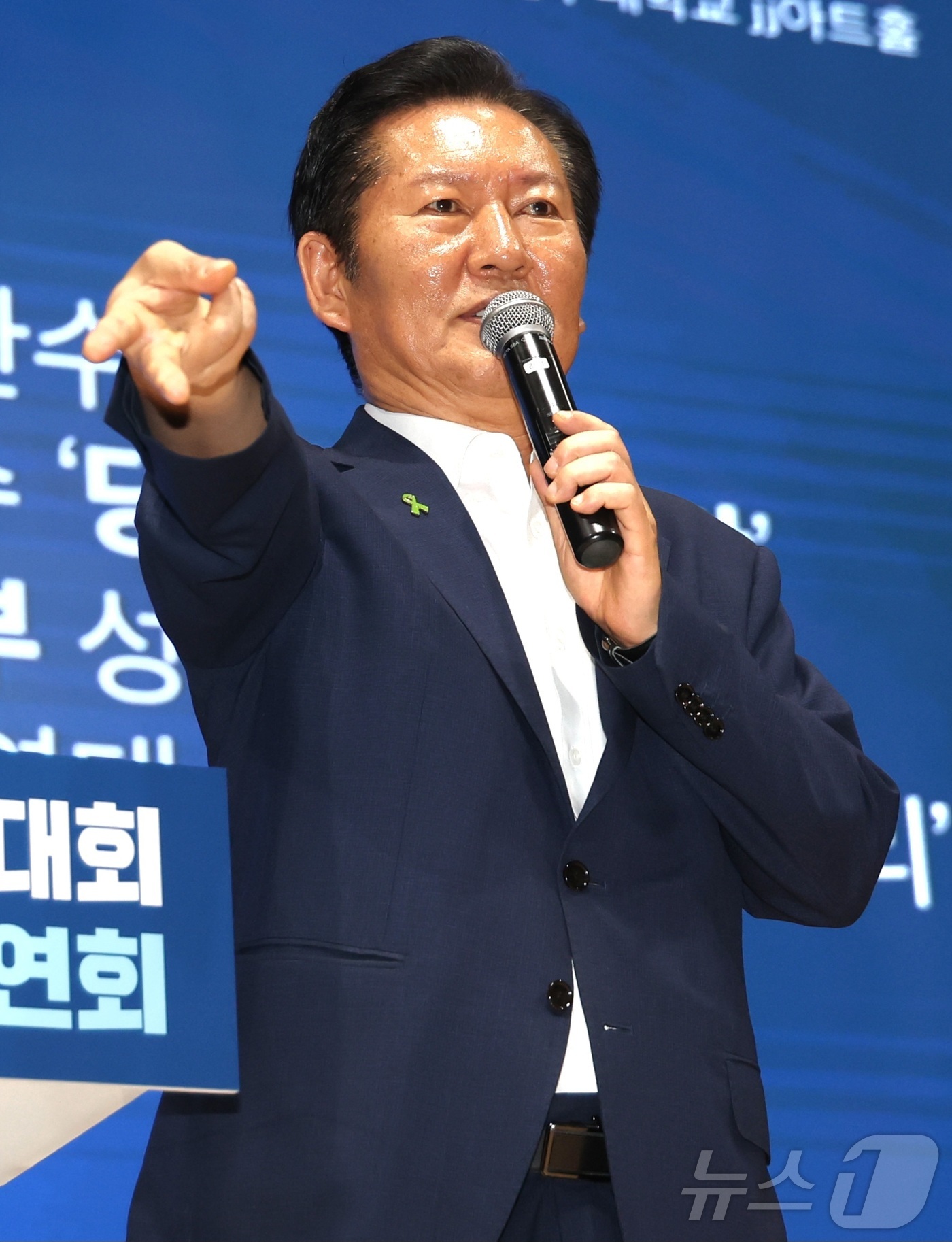 (전주=뉴스1) 유경석 기자 = 정청래 더불어민주당 당대표 후보가 28일 전북 전주시 전주대학교 JJ아트홀에서 열린 전북여성비전포럼 결의대회에서 강연을 하고 있다. 2026.7.2 …