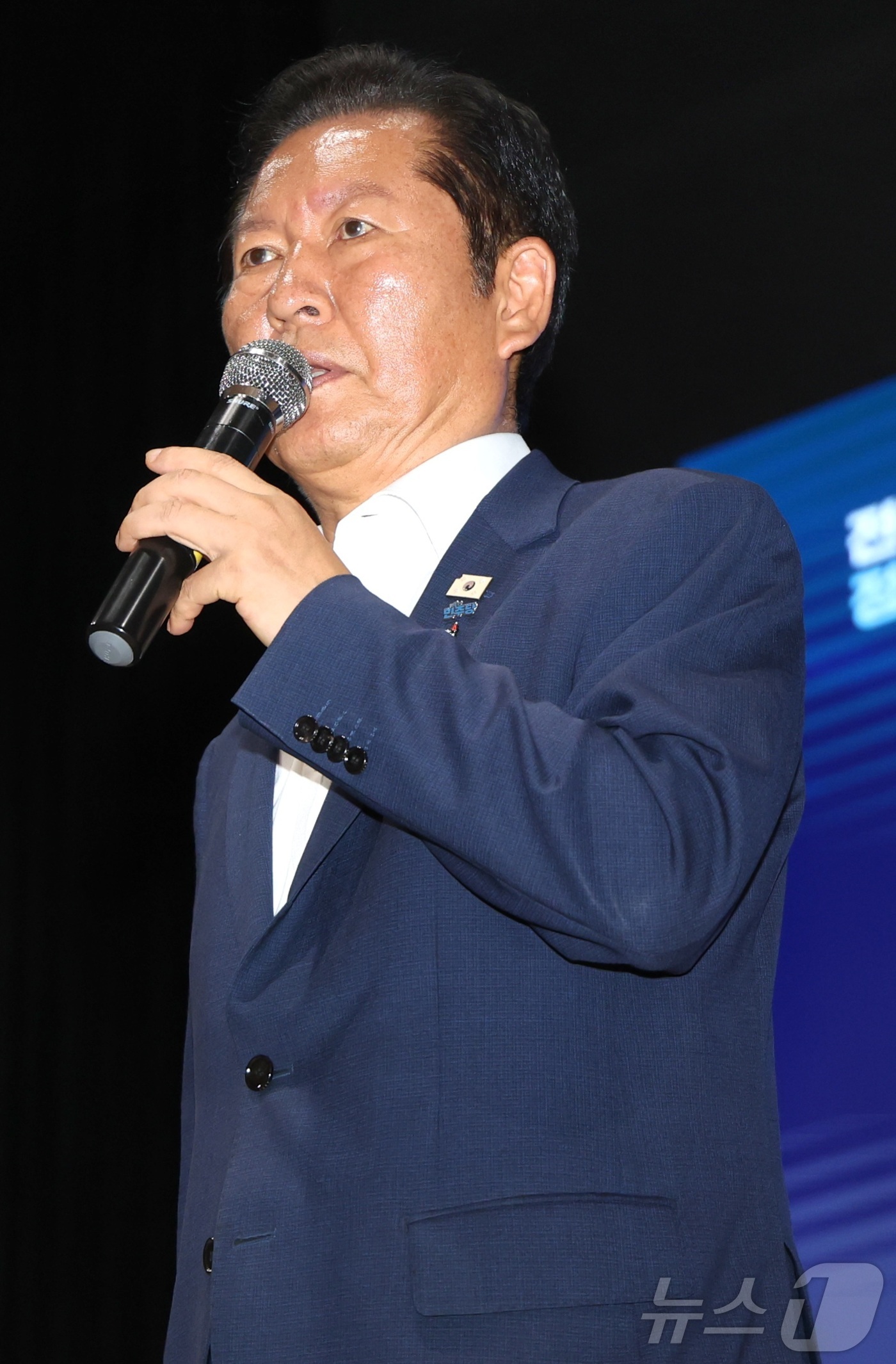 (전주=뉴스1) 유경석 기자 = 정청래 더불어민주당 당대표 후보가 28일 전북 전주시 전주대학교 JJ아트홀에서 열린 전북여성비전포럼 결의대회에 참석해 강연을 하고 있다. 2026. …
