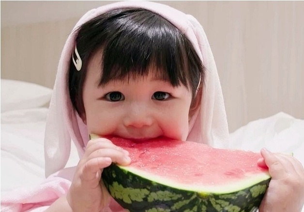 '슈돌' 심형탁 아들 하루, 본인 얼굴보다 큰 수박 먹방…귀여움 폭발 [N컷]
