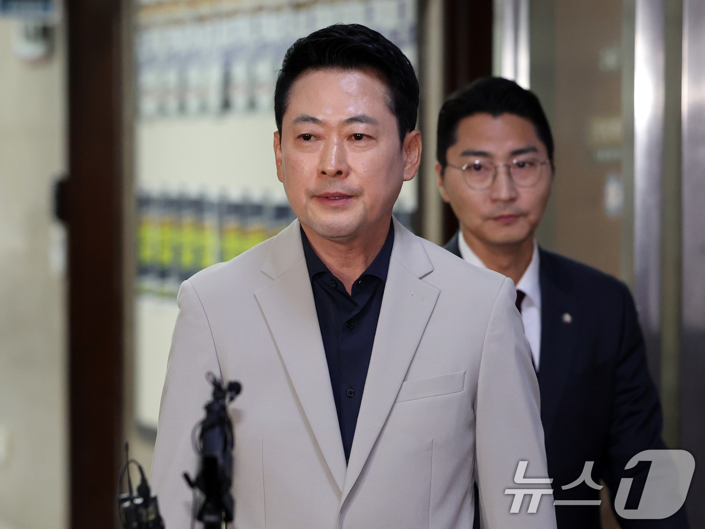 (서울=뉴스1) 황기선 기자 = 장동혁 국민의힘 대표가 28일 오후 서울 여의도 국회에서 조정식 국회의장의 현직 대통령 연임 개헌과 관련해 입장 표명을 위해 이동하고 있다.  20 …