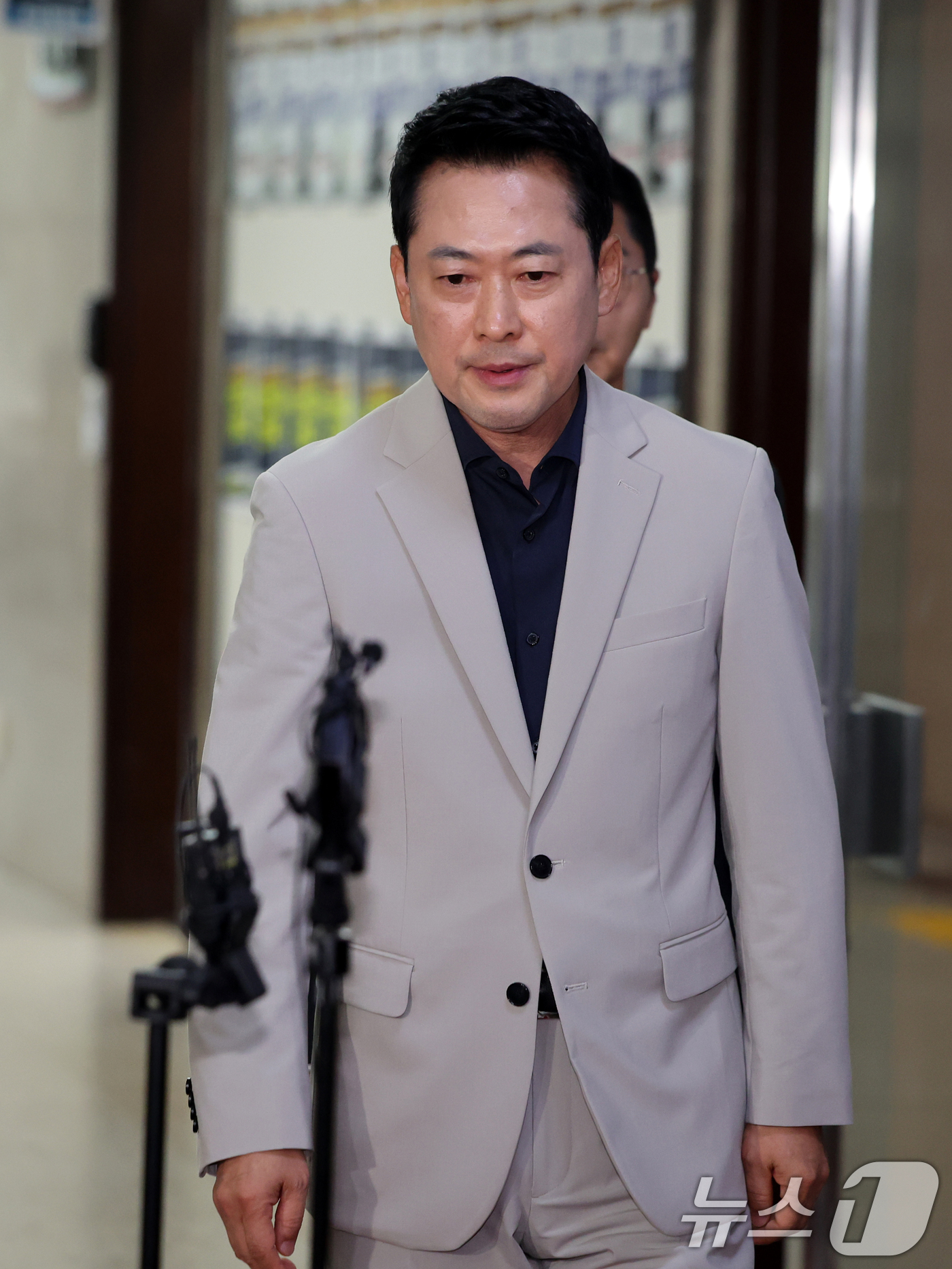 (서울=뉴스1) 황기선 기자 = 장동혁 국민의힘 대표가 28일 오후 서울 여의도 국회에서 조정식 국회의장의 현직 대통령 연임 개헌과 관련해 입장 표명을 위해 이동하고 있다.  20 …