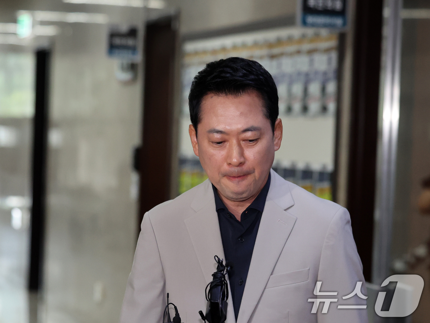 (서울=뉴스1) 황기선 기자 = 장동혁 국민의힘 대표가 28일 오후 서울 여의도 국회에서 조정식 국회의장의 현직 대통령 연임 개헌과 관련해 입장 표명을 위해 이동하고 있다. 202 …