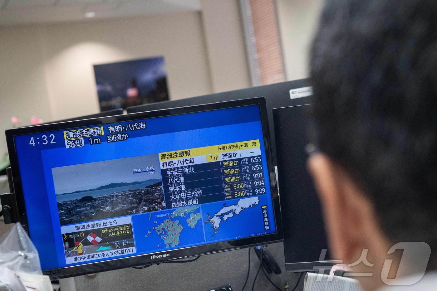 (도쿄 AFP=뉴스1) 최종일 선임기자 = 28일 일본 도쿄의 한 사무실에서 기자들이 일본 남부에서 발생한 강진과 최대 1m 높이의 쓰나미 가능성을 전하는 뉴스를 지켜보고 있다. …