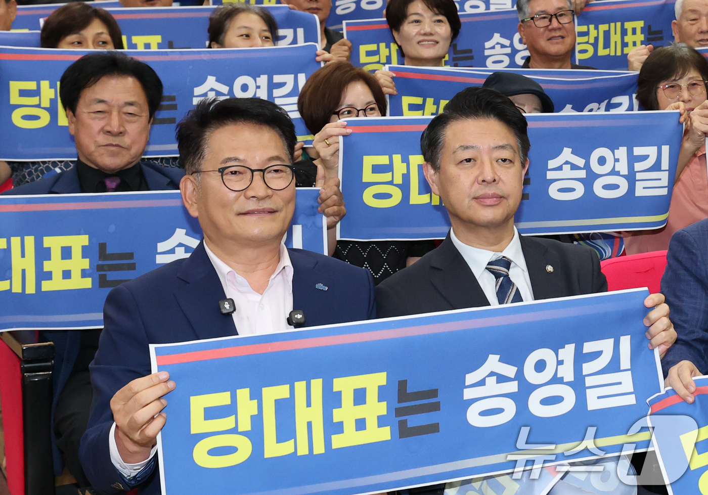 (대전=뉴스1) 김기태 기자 = 송영길 더불어민주당 당대표 후보가 28일 대전 서구 대전여성가족원에서 열린 타운홀미팅에서 지지자들과 기념촬영을 하고 있다. 2026.7.28/뉴스1 …