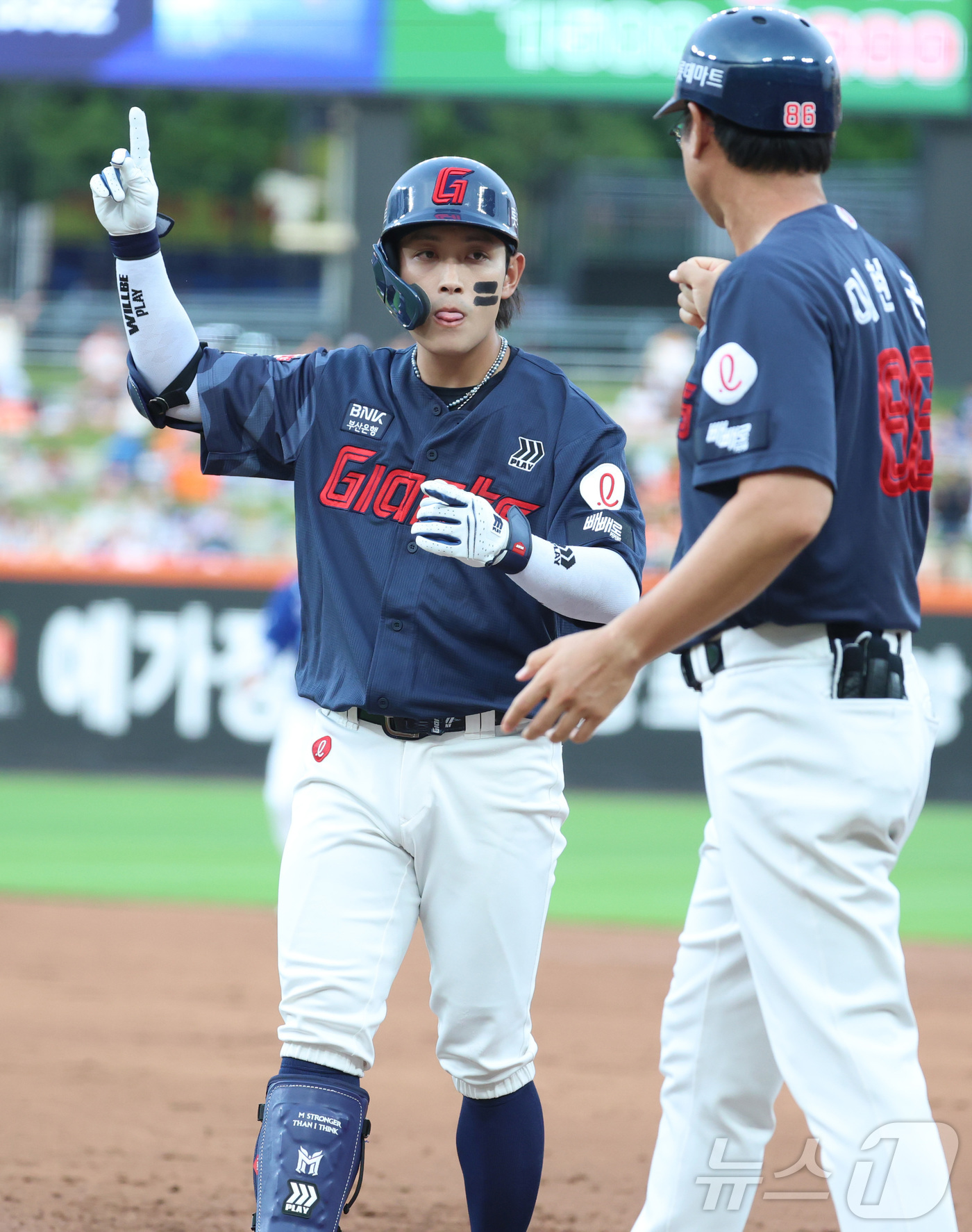 (대전=뉴스1) 김기남 기자 = 28일 대전 한화생명볼파크에서 열린 2026 신한 SOL KBO리그 롯데 자이언츠와 한화 이글스의 경기에서 롯데 황성빈이 2회초 1타점 안타를 치고 …