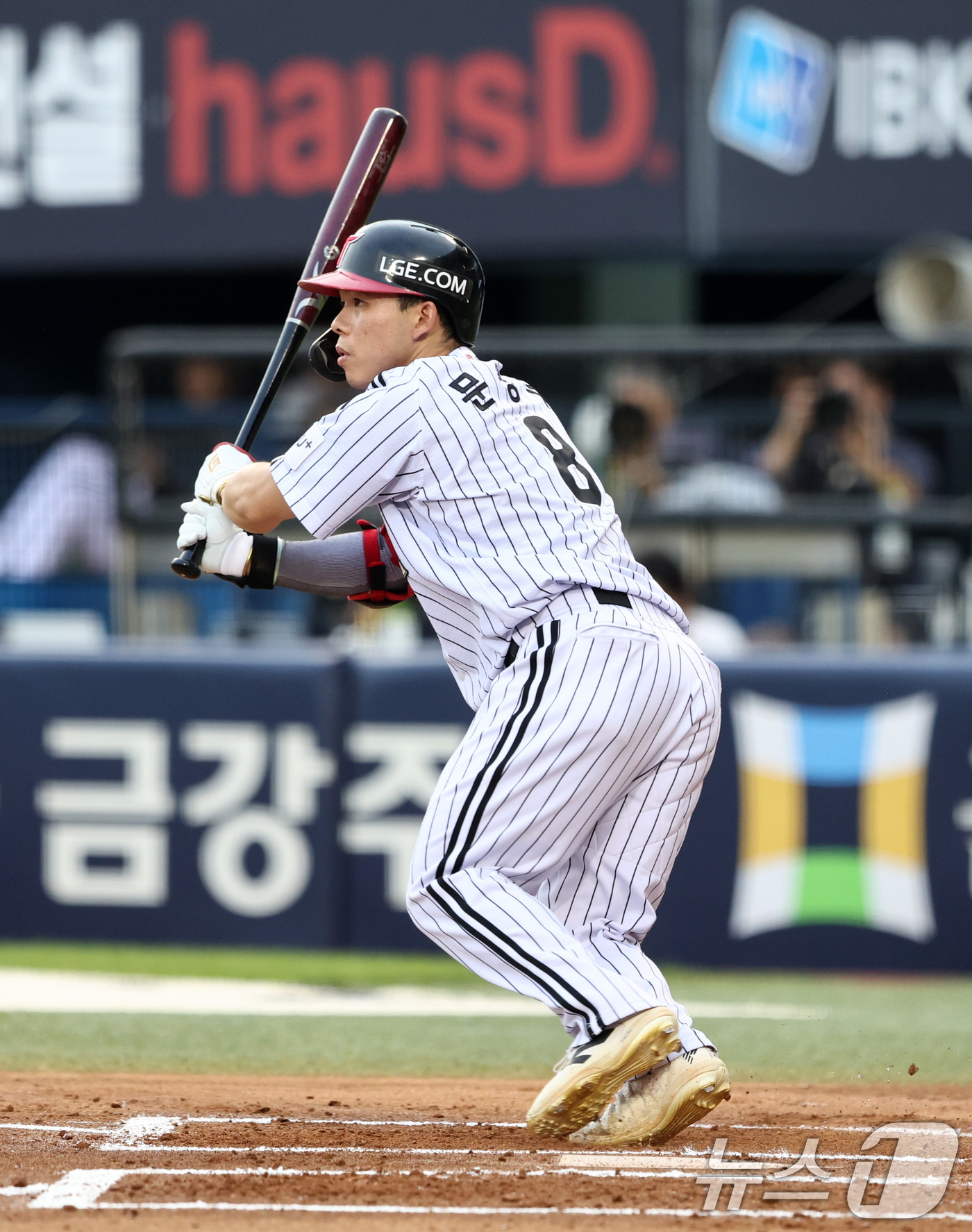(서울=뉴스1) 최지환 기자 = 28일 오후 서울 송파구 잠실야구장에서 열린 프로야구 '2026 신한은행 SOL KBO리그' 키움 히어로즈와 LG 트윈스의 경기, 2회말 2사 주자 …