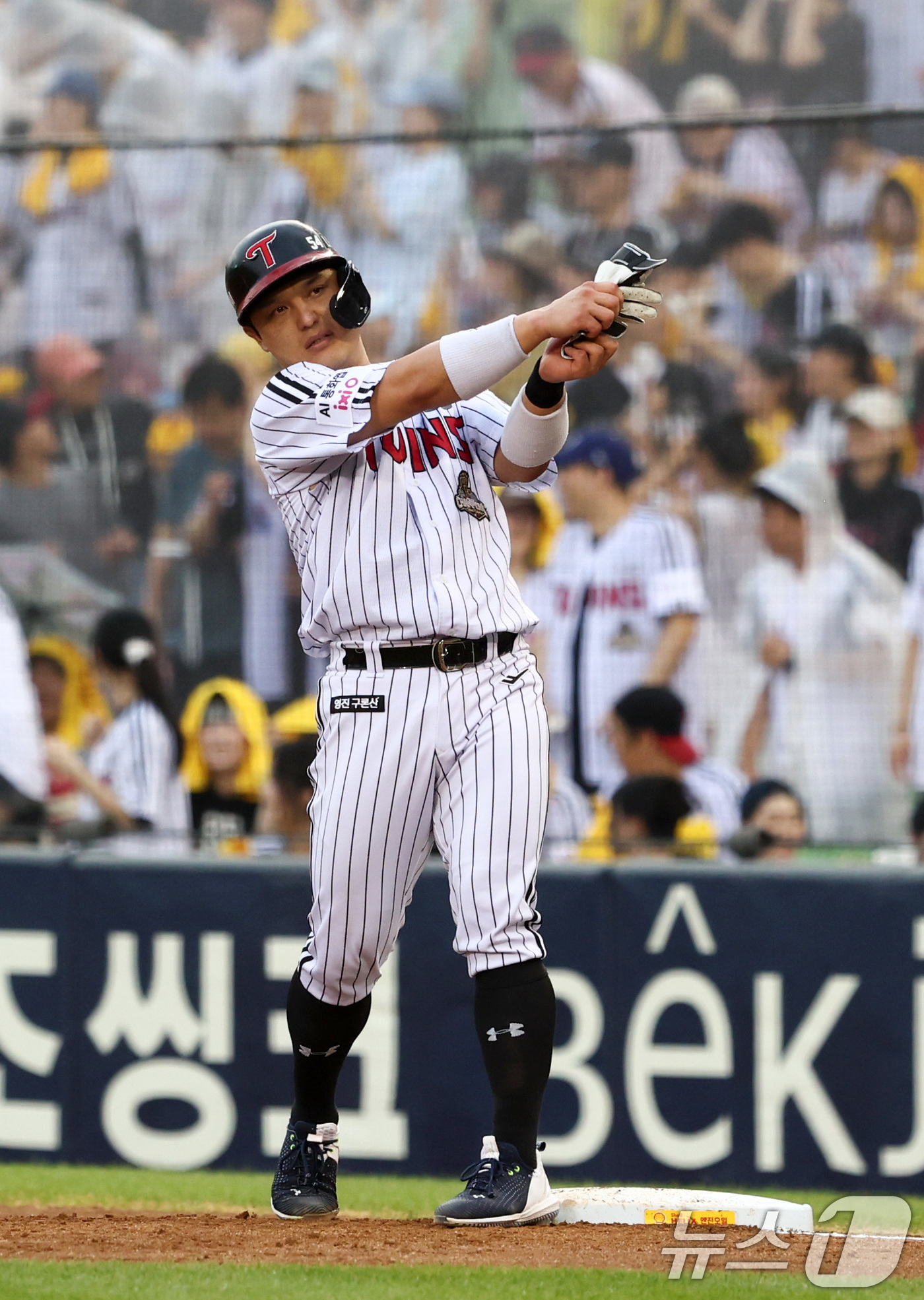 (서울=뉴스1) 최지환 기자 = 28일 오후 서울 송파구 잠실야구장에서 열린 프로야구 '2026 신한은행 SOL KBO리그' 키움 히어로즈와 LG 트윈스의 경기, 2회말 2사 1루 …