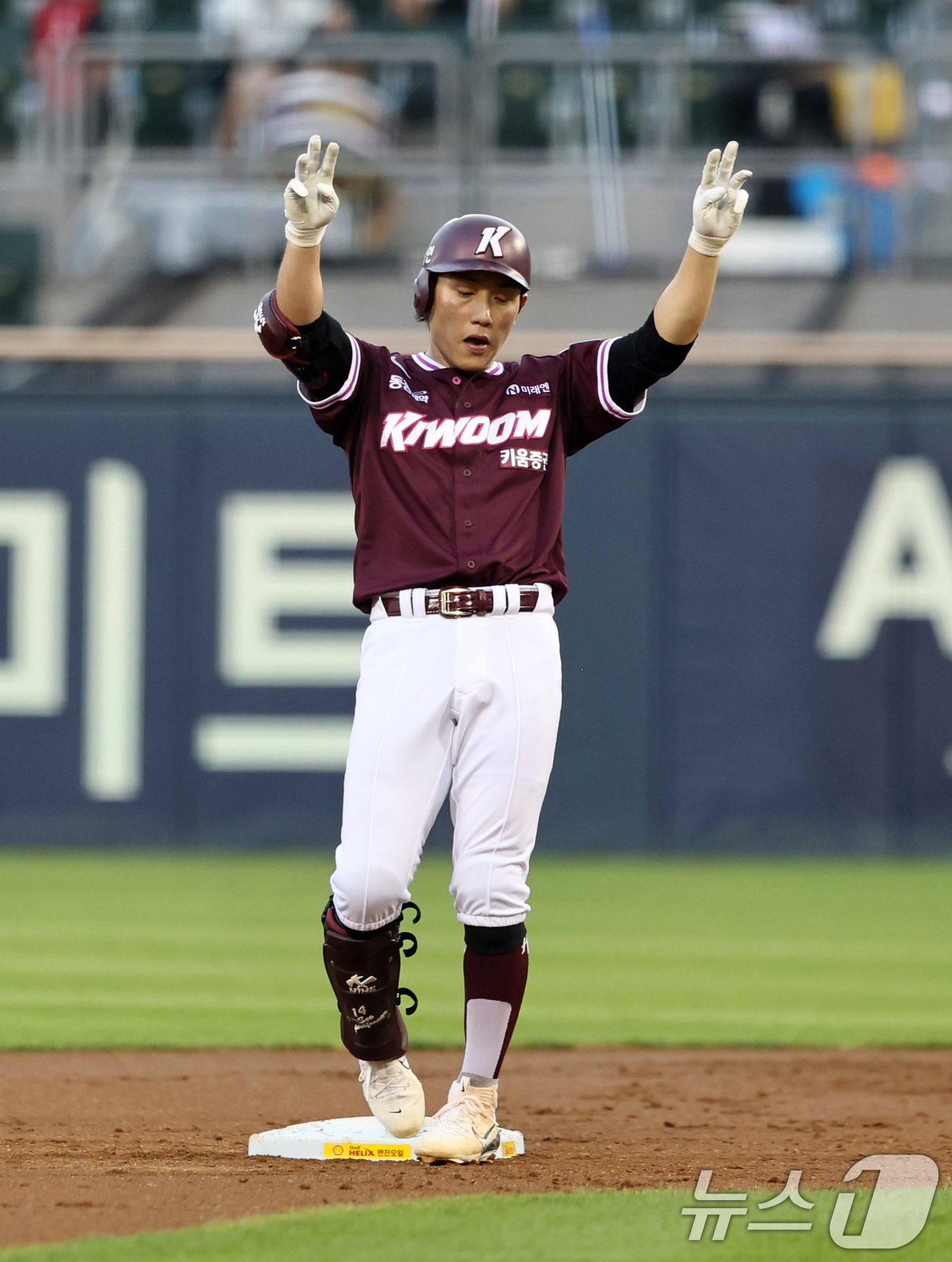 (서울=뉴스1) 최지환 기자 = 28일 오후 서울 송파구 잠실야구장에서 열린 프로야구 '2026 신한은행 SOL KBO리그' 키움 히어로즈와 LG 트윈스의 경기, 3회초 2사 2루 …