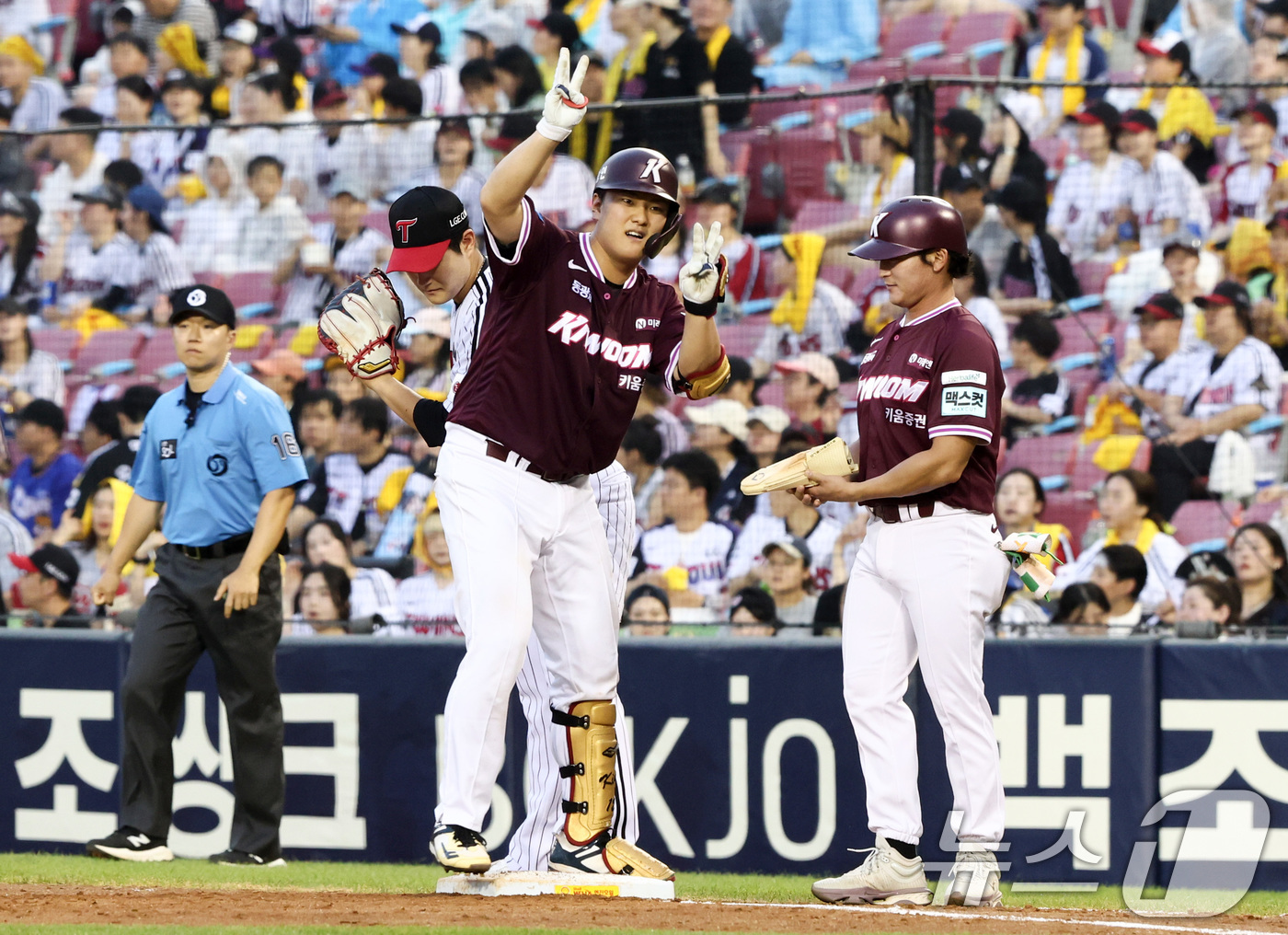 (서울=뉴스1) 최지환 기자 = 28일 오후 서울 송파구 잠실야구장에서 열린 프로야구 '2026 신한은행 SOL KBO리그' 키움 히어로즈와 LG 트윈스의 경기, 4회초 2사 주자 …
